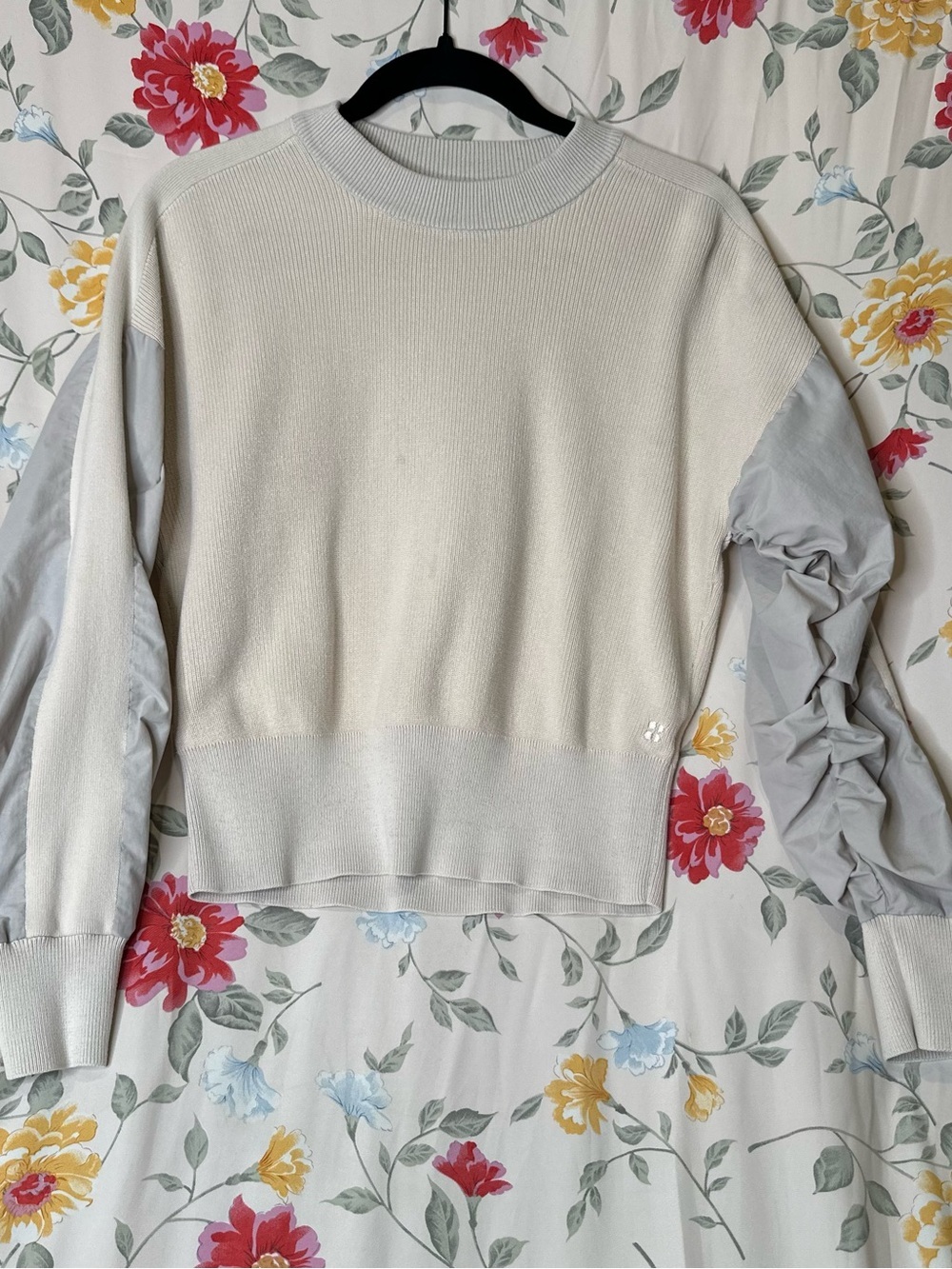 SWEATY BETTY Cream Crewneck Sweater with Light Gray Ruched Sleeves